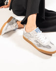 Baskets femme Semerdjian Kayla E114 glitter argent portées avec pantalon noir – SMR23