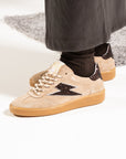 Baskets femme Semerdjian Lee E434 croûte de cuir beige portées avec chaussettes marron – SMR23