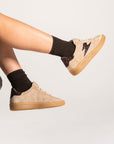 Baskets femme Semerdjian Lee E434 croûte de cuir beige portées, jambes croisées – SMR23