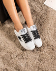 Baskets femme Semerdjian Maya E190 cuir blanc portées avec jupe noire – SMR23