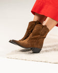 Bottines femme Semerdjian E1467E1 Crosta Tabacco croûte de cuir tabac portées avec robe rouge