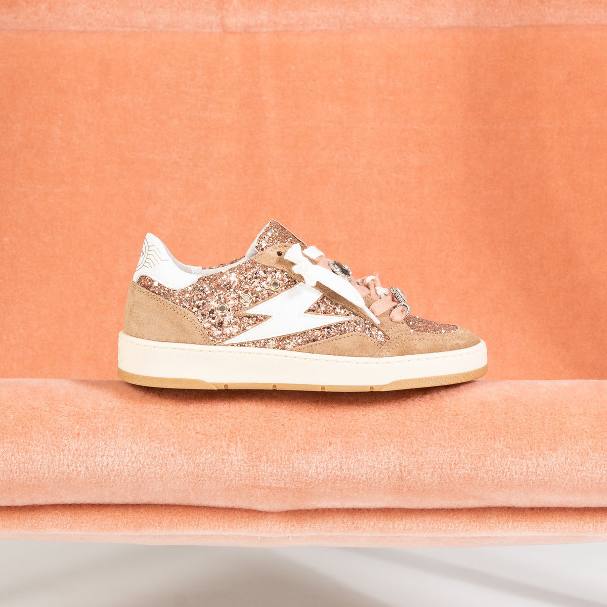 Baskets femme Semerdjian Dany E194 glitter nude posée sur une banquette corail – SMR23