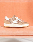 Baskets femme Semerdjian Dany E194 glitter nude posée sur une banquette corail – SMR23