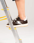 Baskets femme Semerdjian Dany E196 glitter marron portée sur un escabeau – SMR23