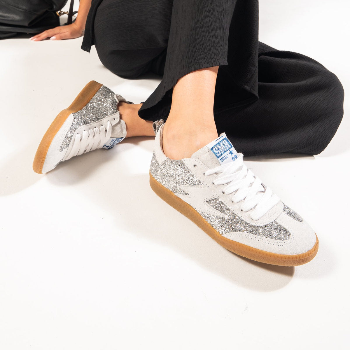 Baskets femme Semerdjian Kayla E114 glitter argent portées avec pantalon noir – SMR23