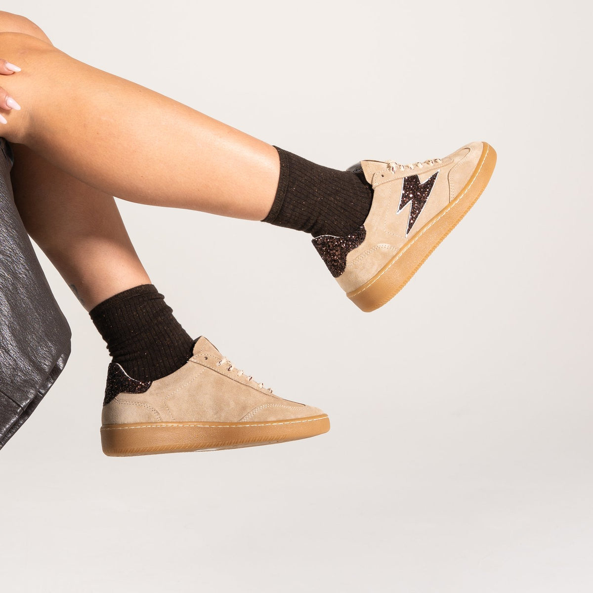 Baskets femme Semerdjian Lee E434 croûte de cuir beige portées, jambes croisées – SMR23