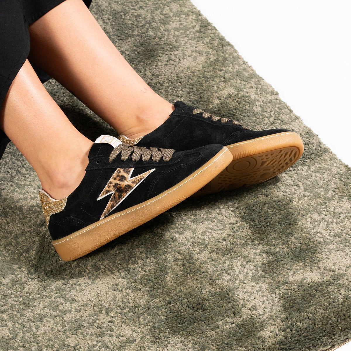 Baskets femme Semerdjian Lee E438 croûte de cuir noir portées sur tapis kaki – SMR23