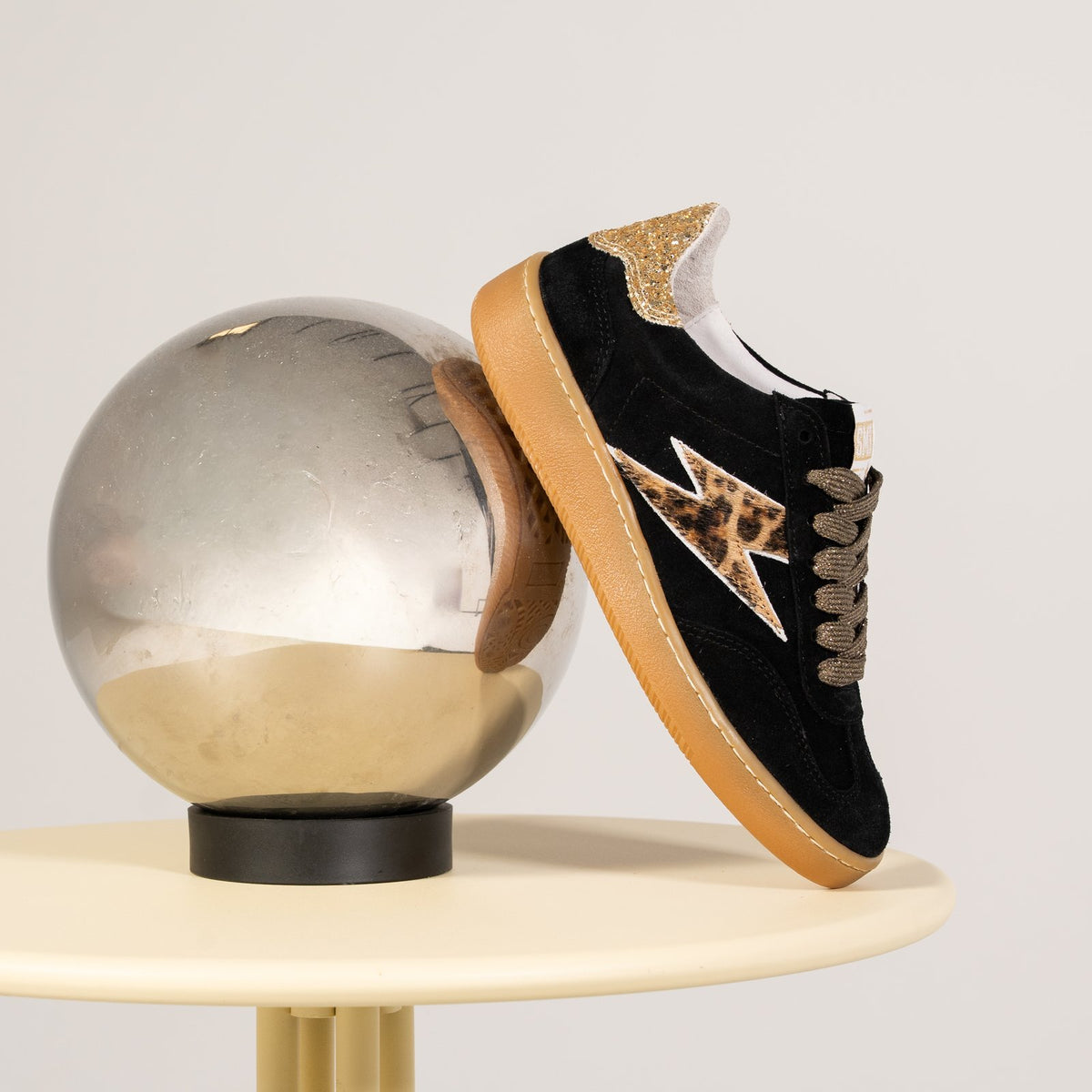 Baskets femme Semerdjian Lee E438 croûte de cuir noir contre une sphère chromée – SMR23