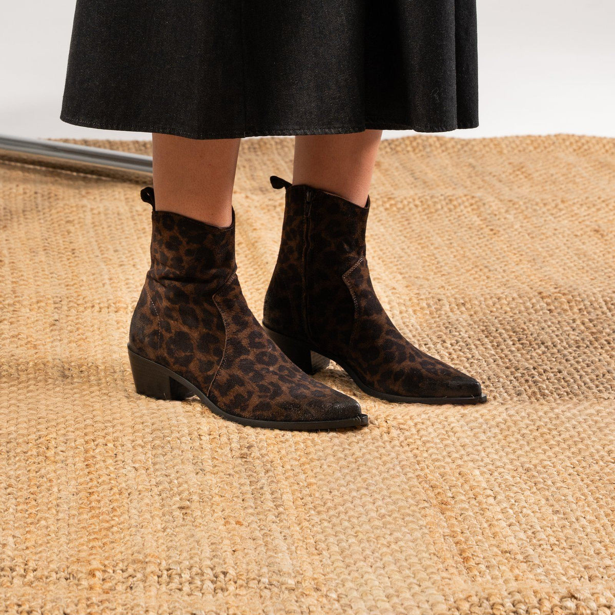 Bottines femme Semerdjian E1454E5 Croleo Bruciato imprimé léopard portées sur tapis naturel