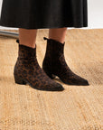 Bottines femme Semerdjian E1454E5 Croleo Bruciato imprimé léopard portées sur tapis naturel