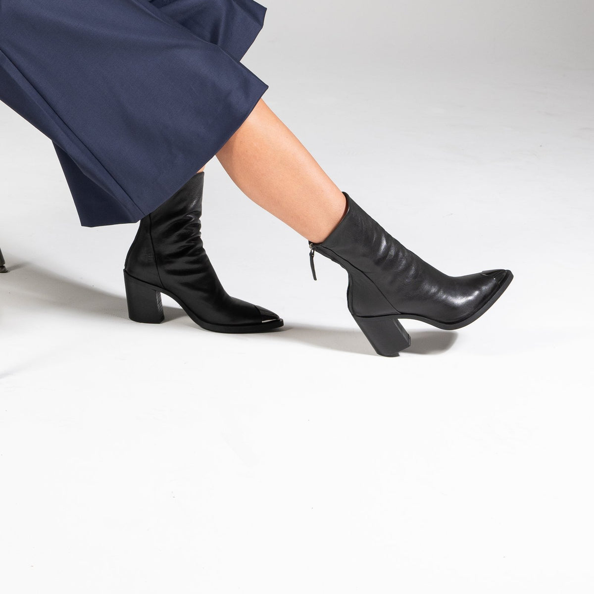 Bottines femme Semerdjian E1454E5 Nirvana Nero cuir noir lisse portées, mannequin assise
