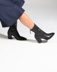 Bottines femme Semerdjian E1454E5 Nirvana Nero cuir noir lisse portées, mannequin assise