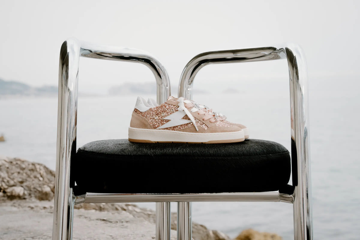 Baskets Dany E194 nude à paillettes et bijoux Semerdjian en shooting bord de mer
