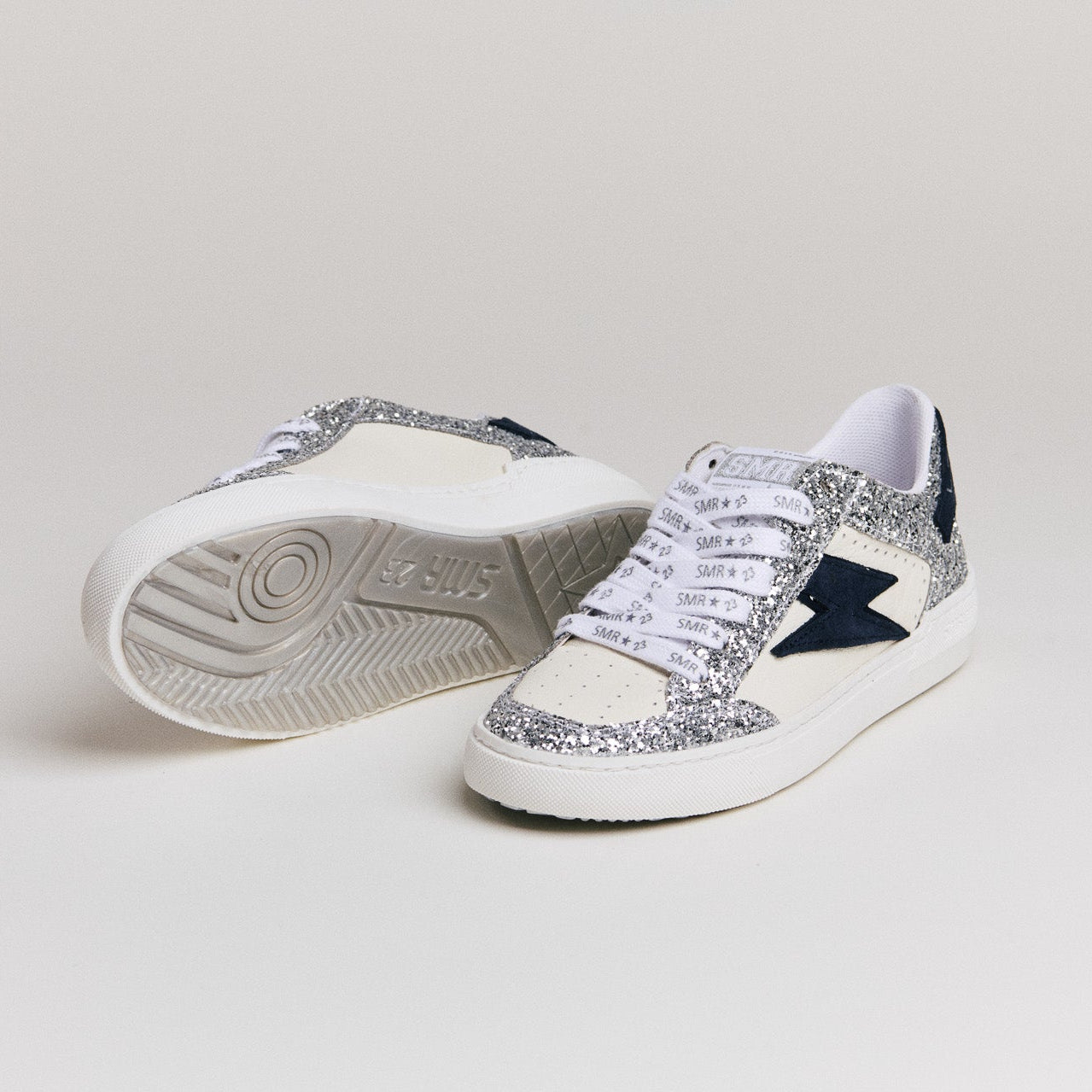 Chaussures SMR23 Noubar en cuir métallisé argent et détails noirs contrastants