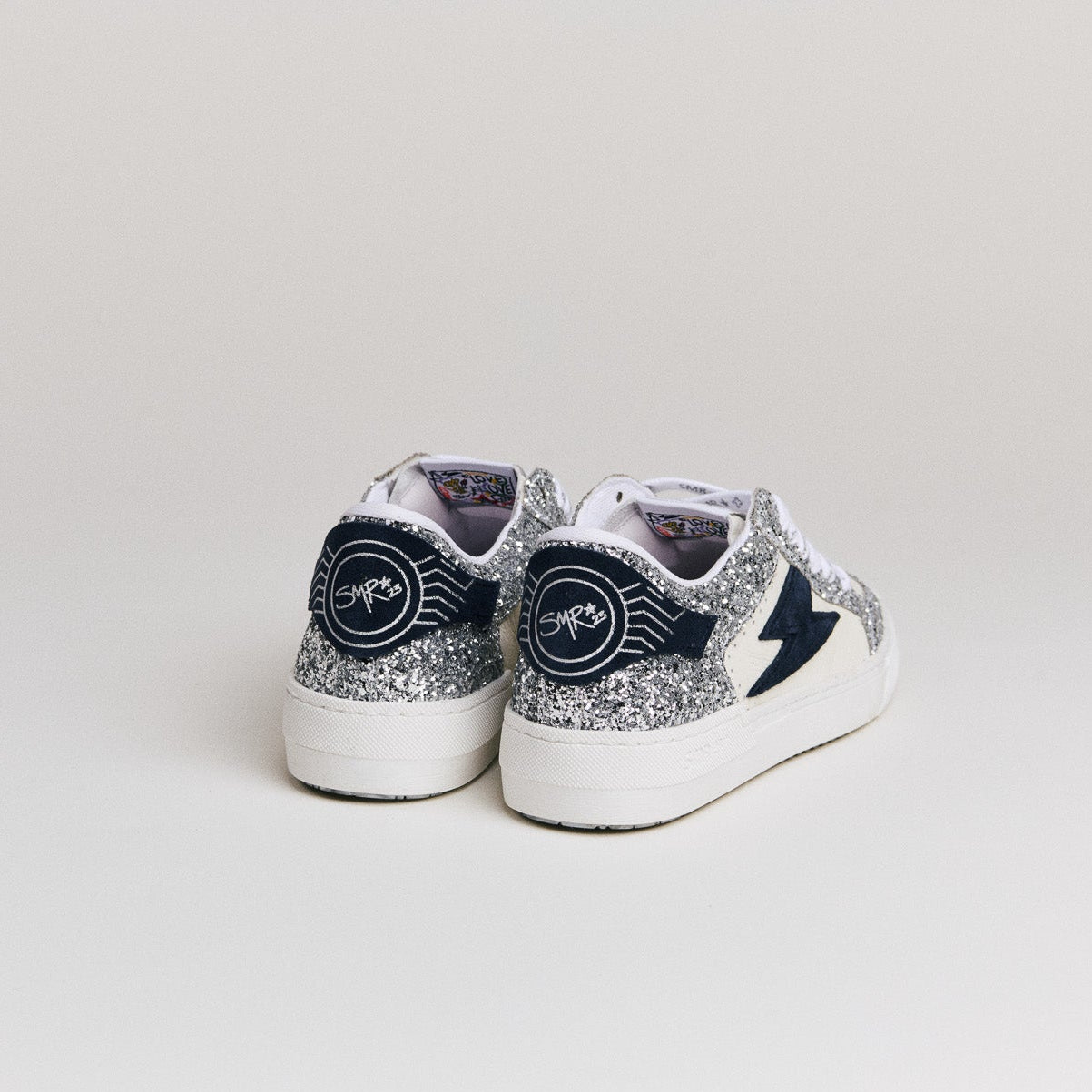 Modèle Semerdjian Noubar D607 avec lacets imprimés logo SMR