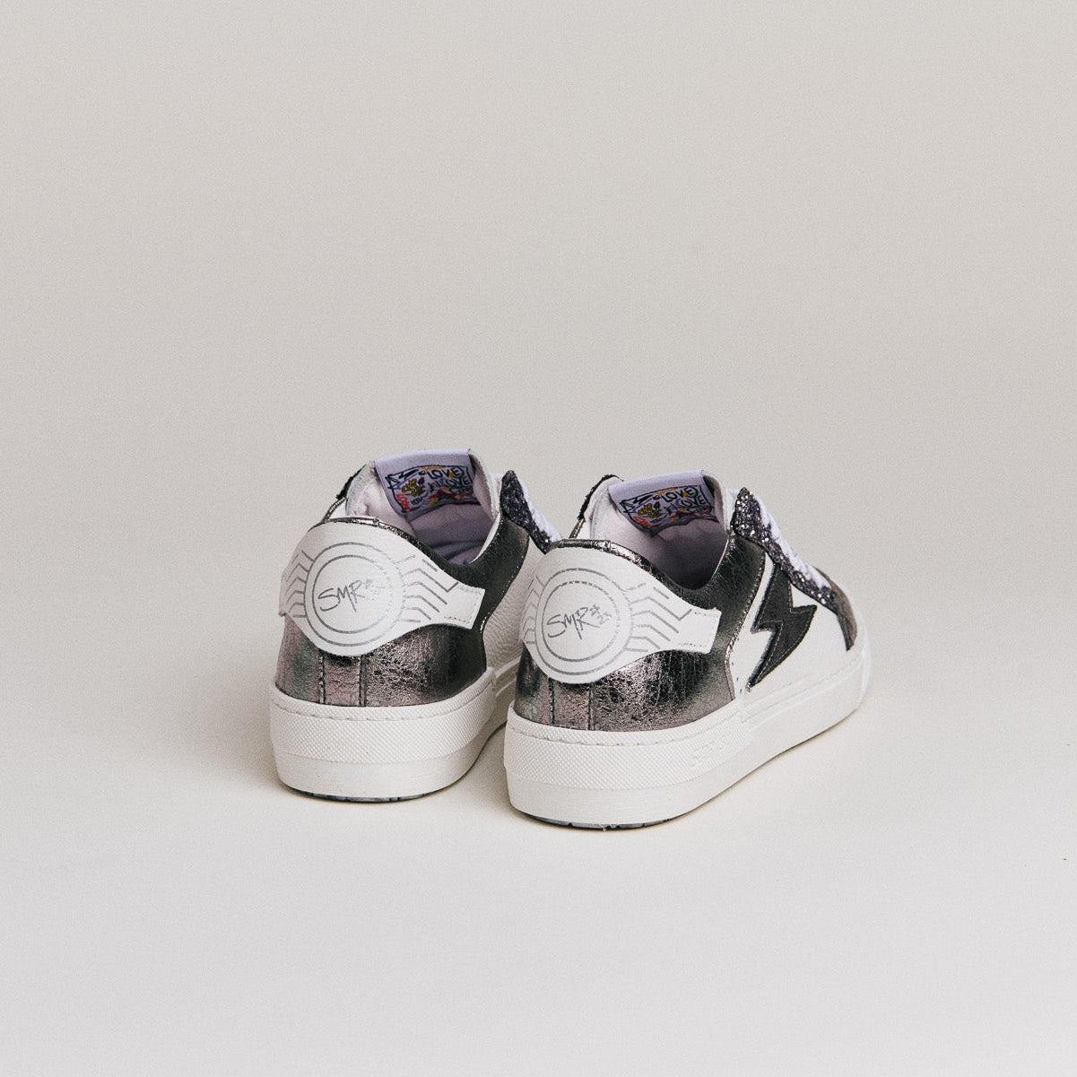 Détail talons métallisés anthracite sur sneakers Semerdjian Noubar