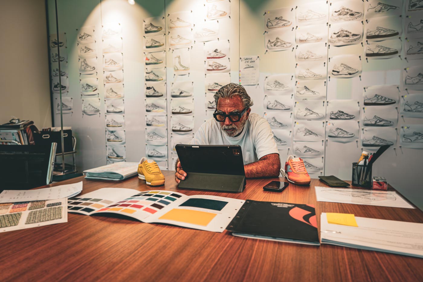 Créateur de la marque Semerdjian travaillant sur de nouveaux modèles de sneakers dans son atelier.