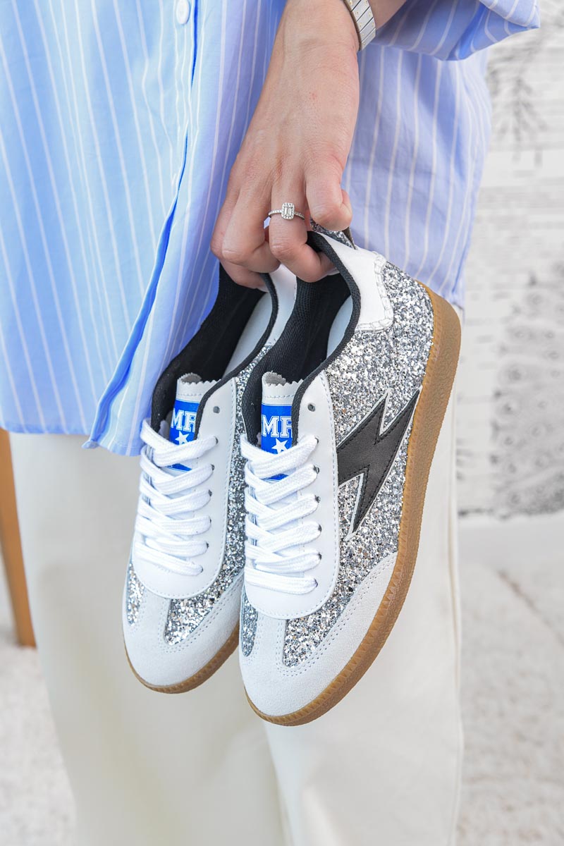 Baskets basses Semerdjian recouvertes de paillettes argentées avec éclair noir et semelle gomme.